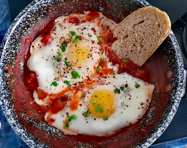 Szakszuka (shakshuka) - duszone jajko w pikantnym sosie pomidorowym