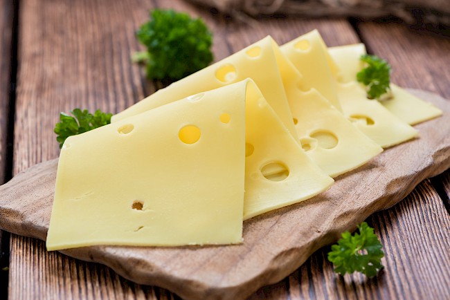 Ser żółty (typu szwajcarskiego) - kalorie, kcal, ile waży