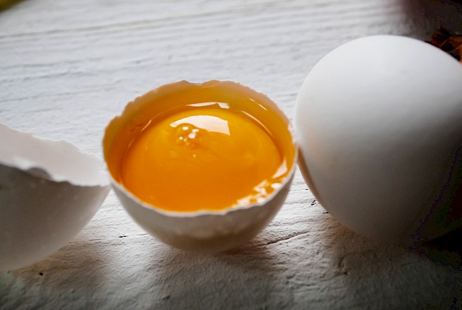 Żółtko jajka - kalorie, kcal, ile waży
