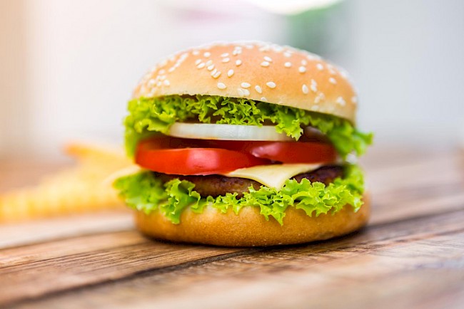 Hamburger - kalorie, kcal, ile waży