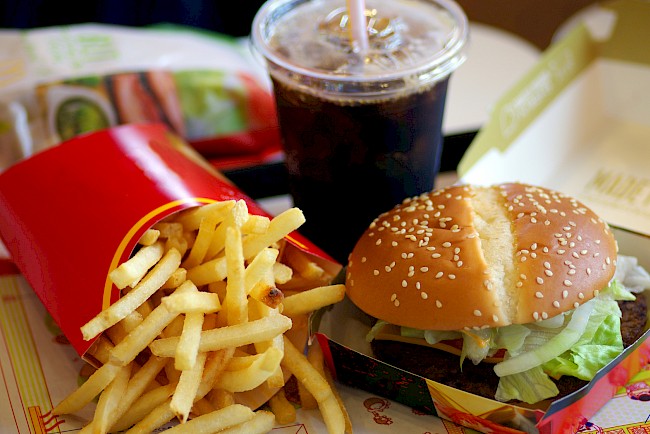 Hamburger McDonalds - kalorie, kcal, ile waży