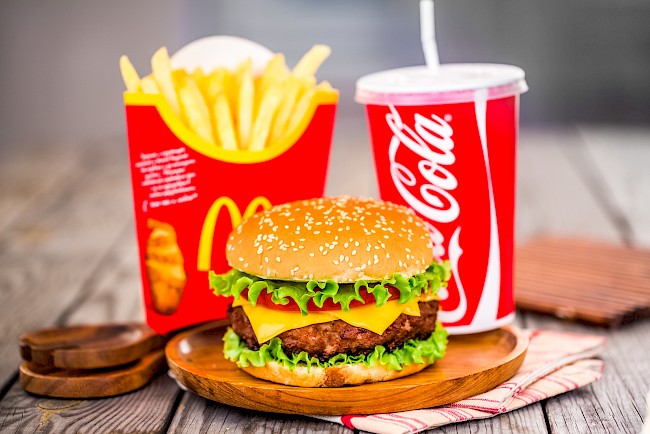 Cheeseburger McDonalds - kalorie, kcal, ile waży